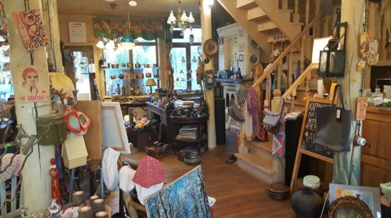 Когда курочке поклевать негде