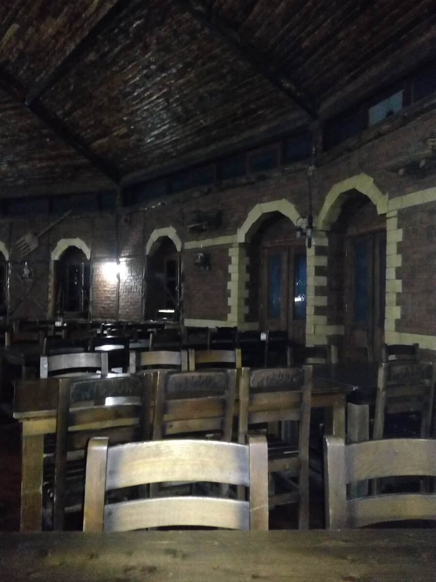 Ехали долго. Нас завезли в такое место поесть. Было темно, хотелось спать. Ещё был декабрь. И в это время и в Турции не жарко