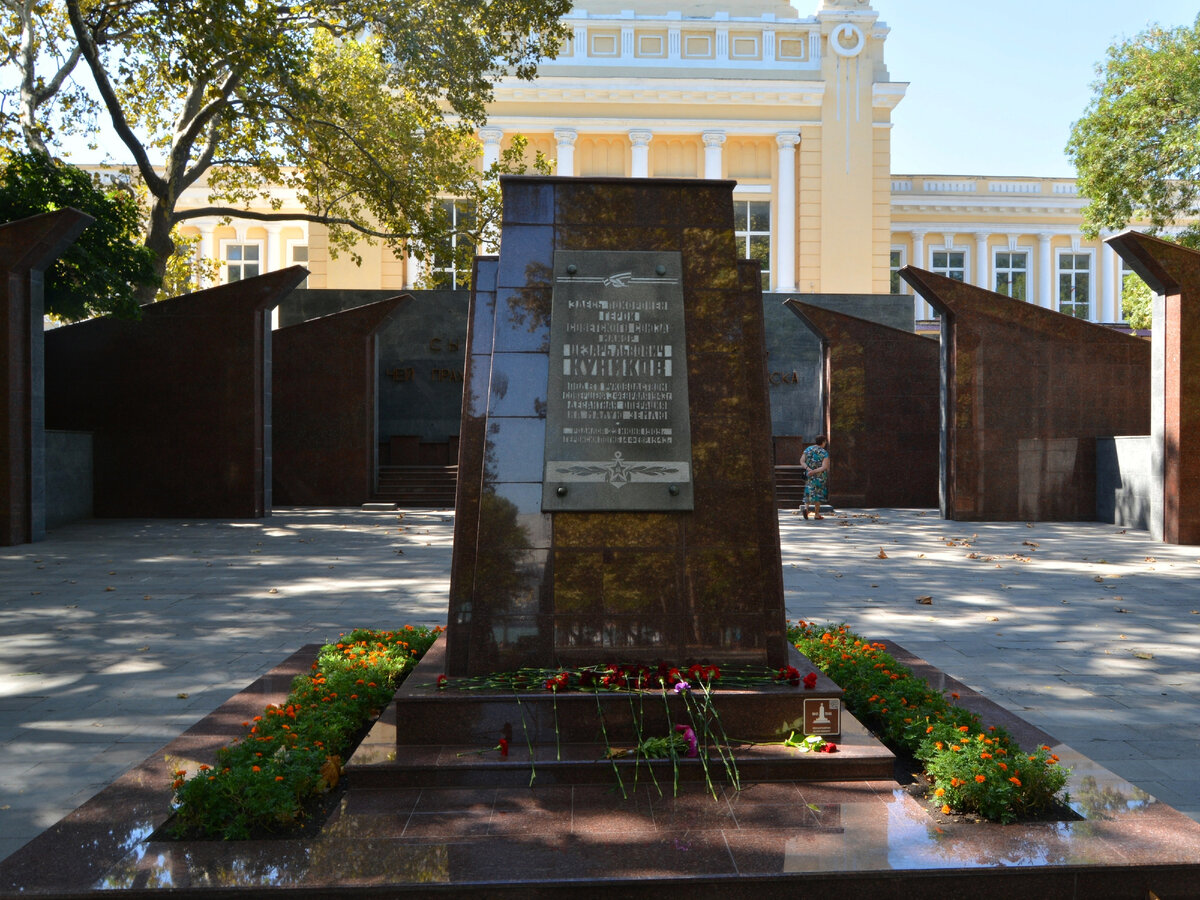 Куникова новороссийск. Цезарь Куников памятник в Новороссийске. Могила Цезаря Куникова в Новороссийске. Могила Куникова в Новороссийске. Памятник Куникову в Новороссийске.