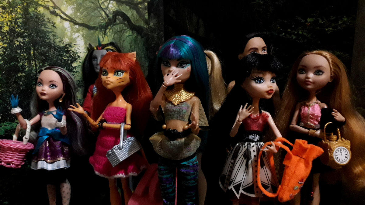 Ученики из школы волшебников и их учительница оказались в страшном заколдованном лесу.