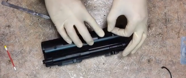 Устанавливаем на картридж Epson C13S050435 чип для картриджа Kyocera TK-1140