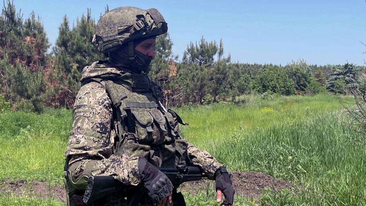    Саперы Международного противоминного центра Вооруженных сил России проводят разминирование окрестностей "Азовстали"© РИА Новости / Андрей Коц