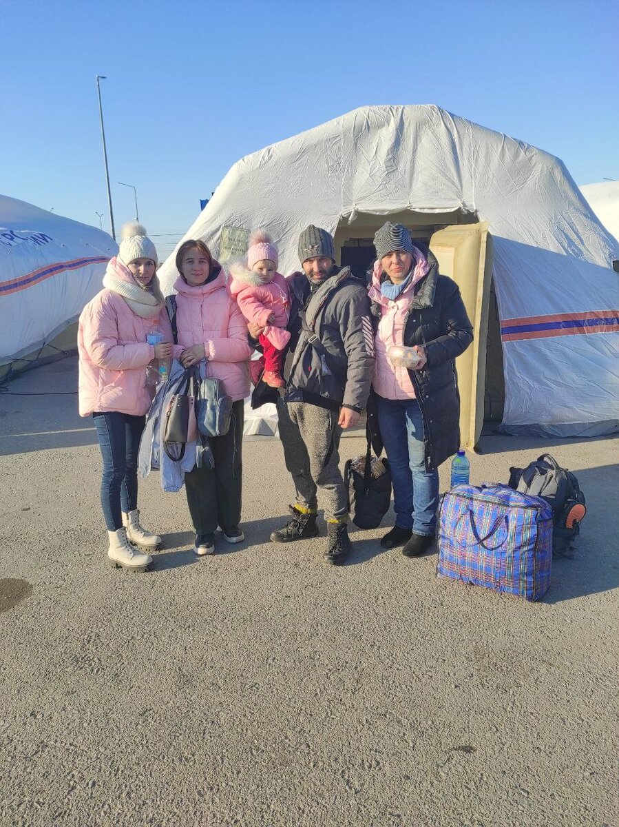 Палаточный лагерь МЧС России в Ростове. На фото я, моя племянница, мой муж с дочкой и жена моего брата. Фото делает мой сын, поэтому его нет в кадре.