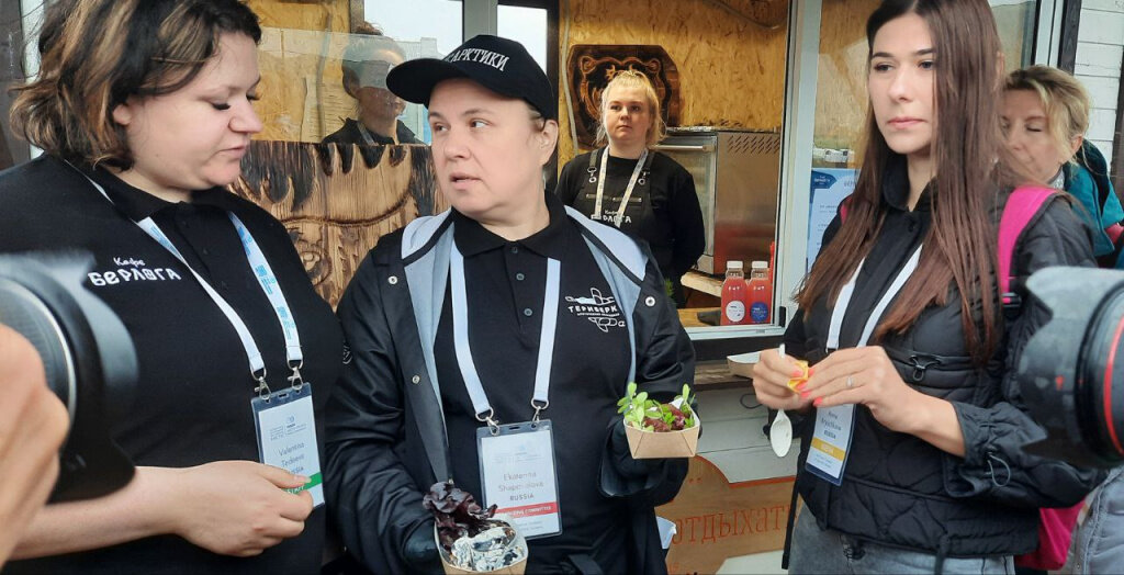Екатерина Шаповалова (в центре) видит ценность региональной кухни в идентичности и самобытности