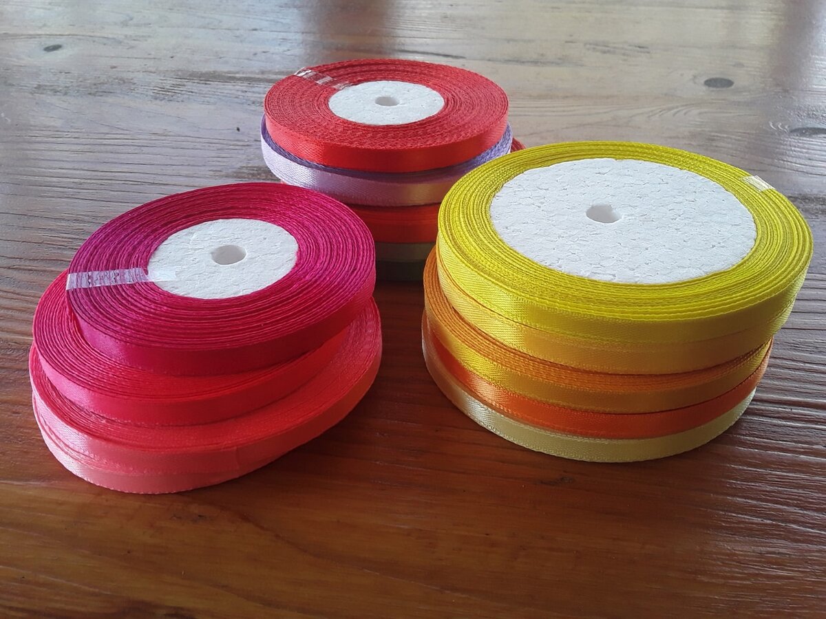 Набор атласных лент из 5 цветов стоил 129 рублей, я купила три разных набора