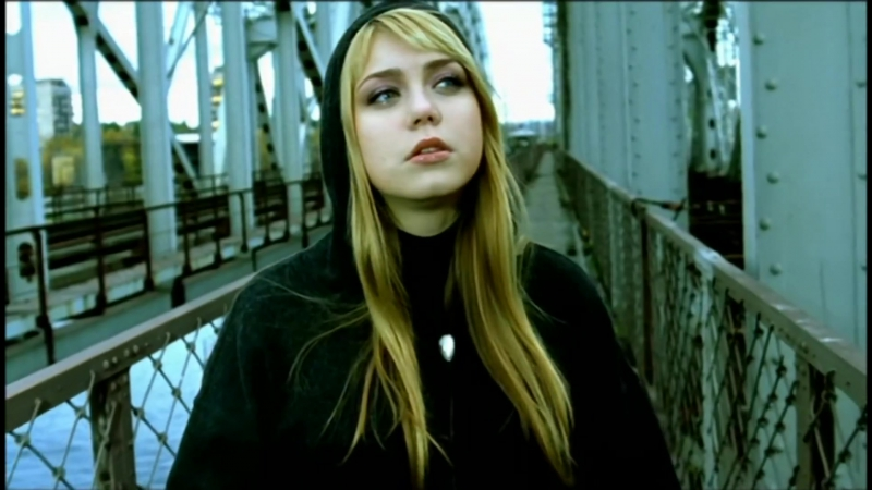 Акула поет о том, что мама запрещает встречаться с взрослым дядькой