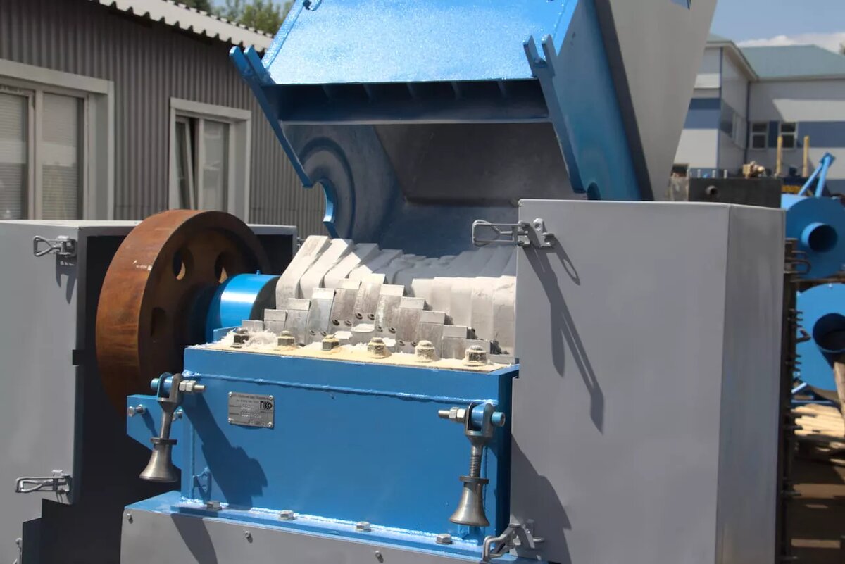 Промышленная дробилка с набором каскадных ножей.