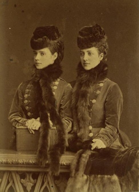 Александра (справа) и её сестра, тогда ещё цесаревна Мария Фёдоровна, 1875 год