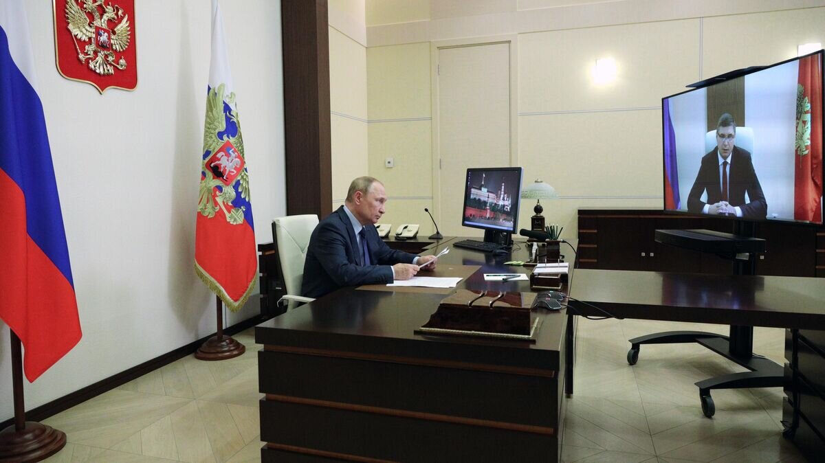    Президент РФ Владимир Путин во время встречи в режиме видеоконференции с временно исполняющим обязанности губернатора Владимирской области Александром Авдеевым© РИА Новости / Михаил Климентьев