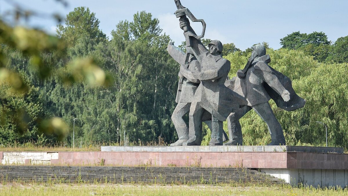 Посольство направило МИД Латвии ноту протеста из-за сноса памятника в Риге  | ПРАЙМ | Дзен