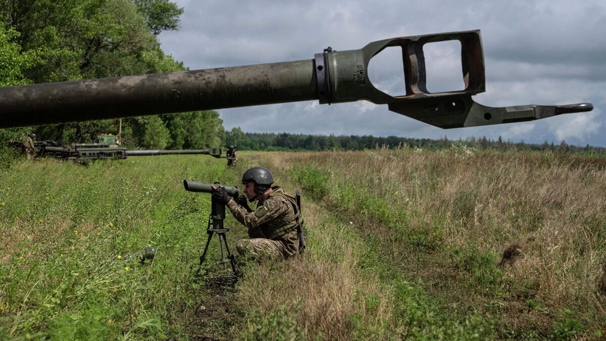    Украинские военные в Харьковской области© AP Photo / Evgeniy Maloletka