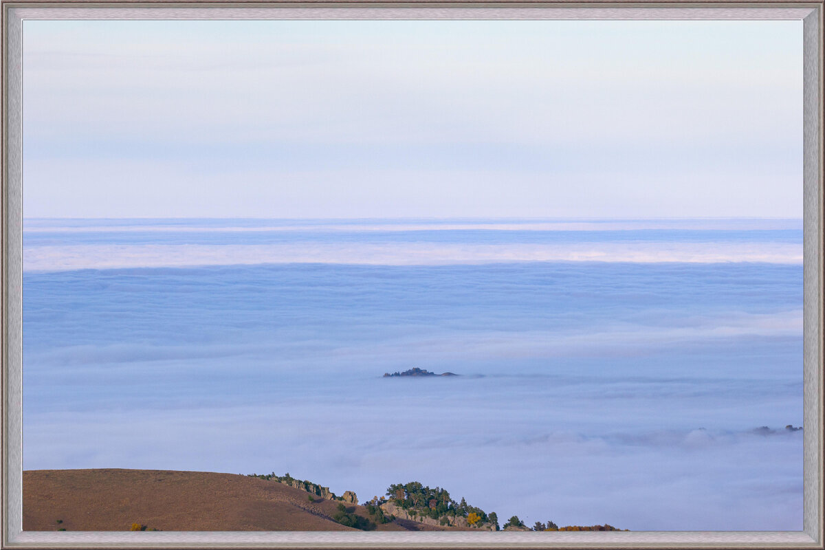 Маленький остров в безбрежных облаках 