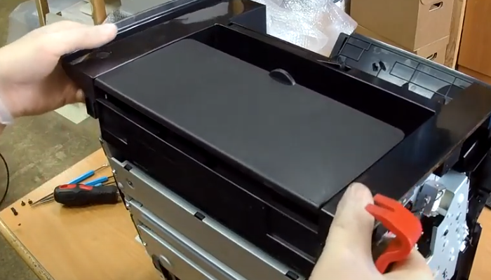 Фото 40. Расположение фиксаторов крышки термоблока, тракта бумаги