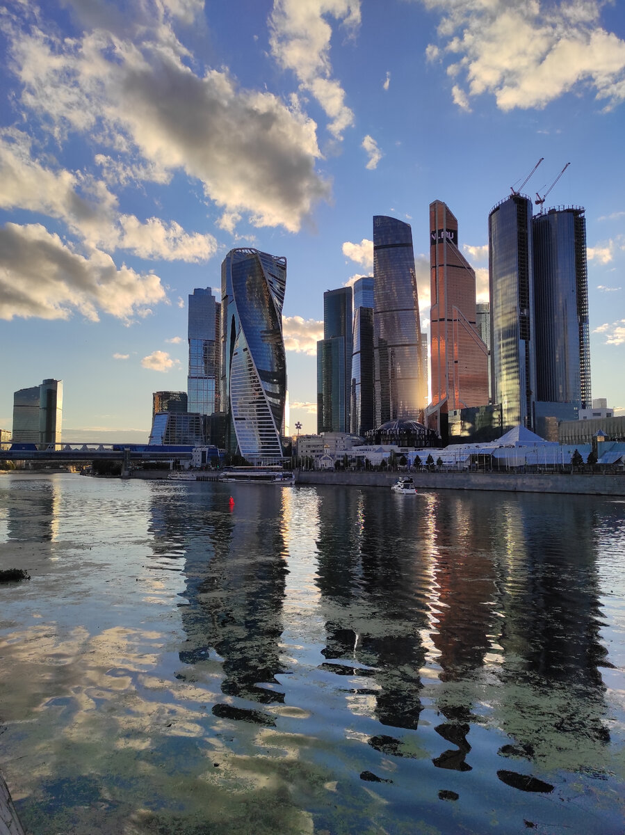 Москва сити с набережной