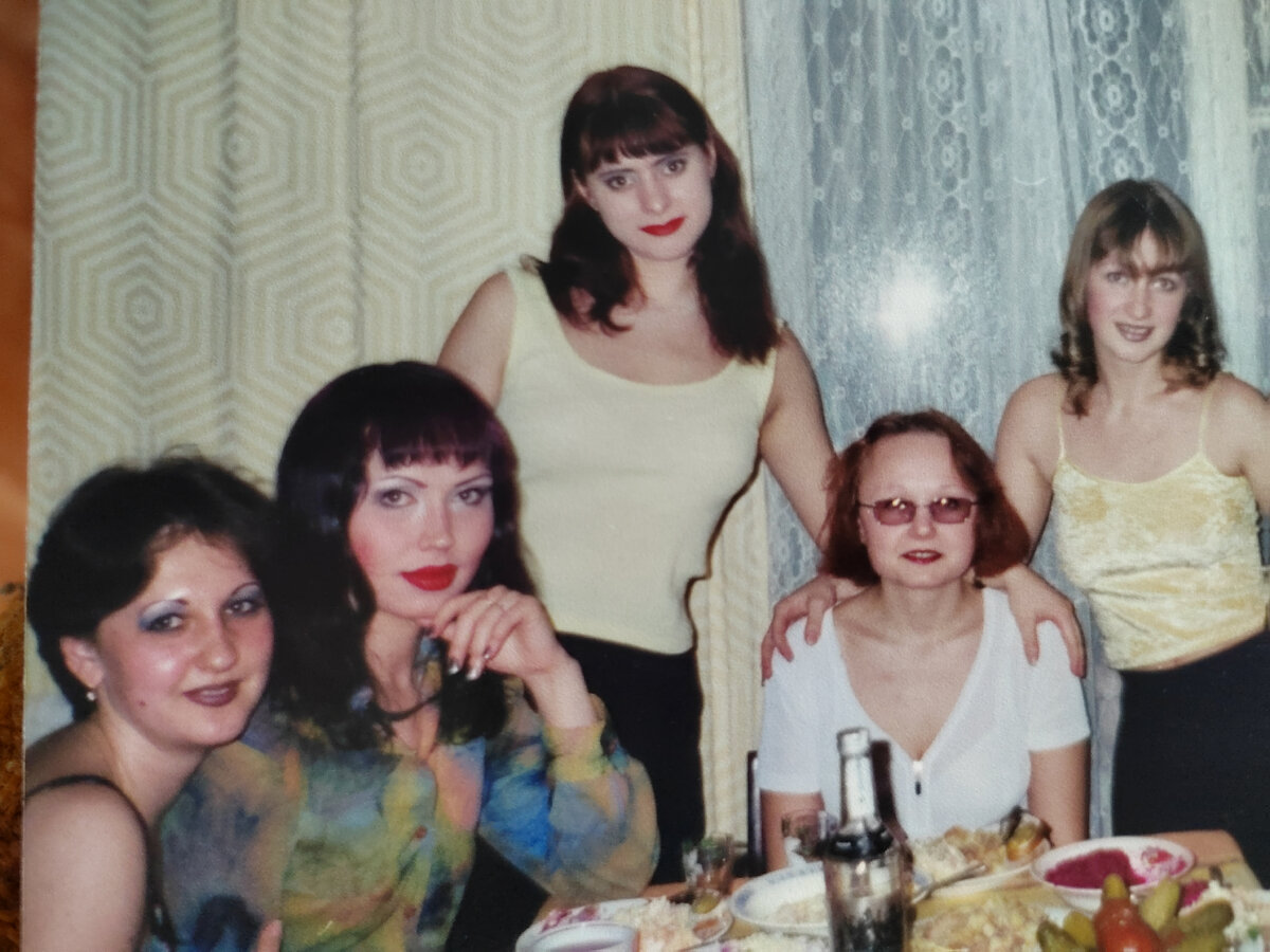 Справа Надя, потом Наташа . Оксана посередине, Наташа и я