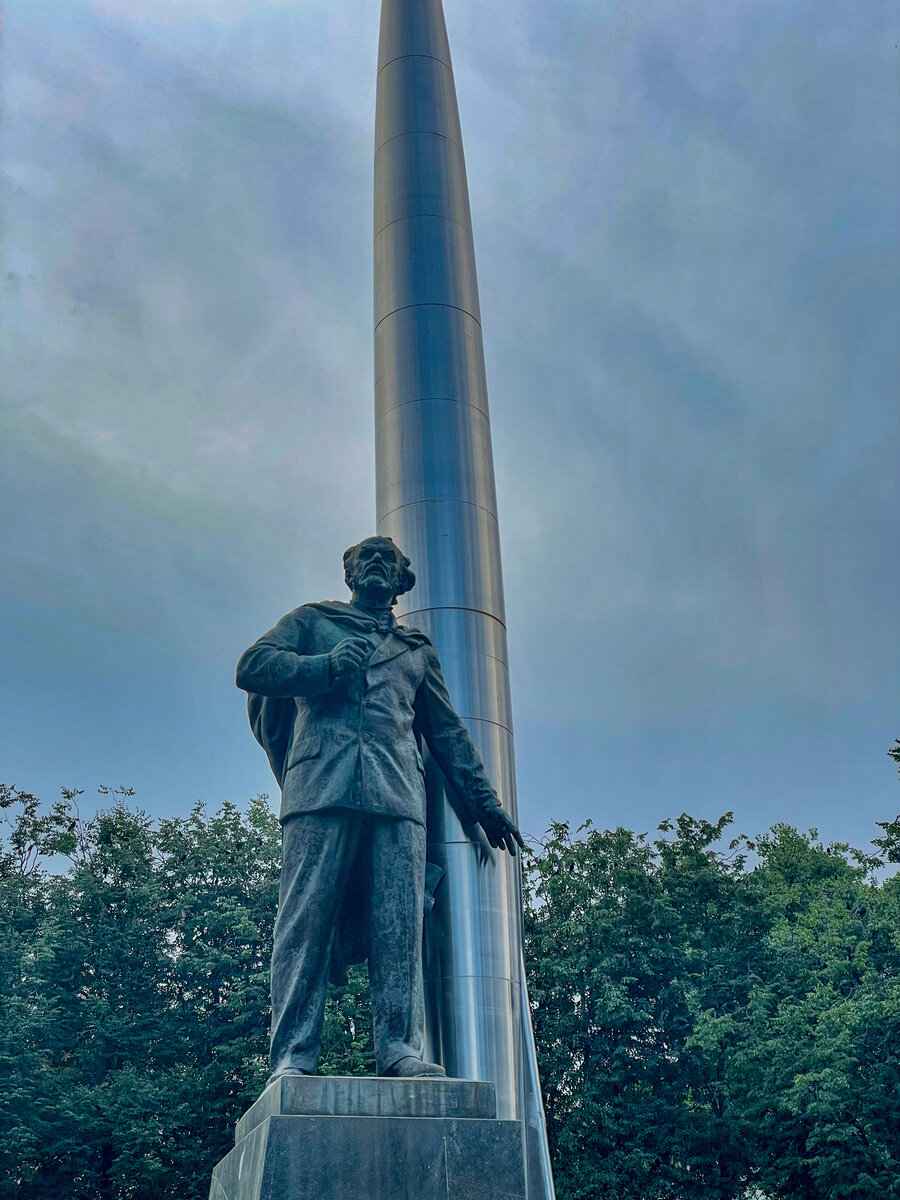 Памятник Циолковскому К. Э. в Калуге