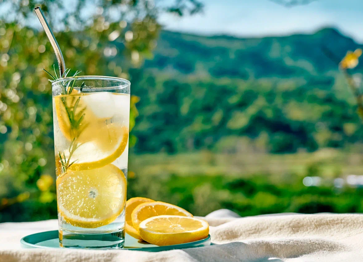 Пить лимонную воду каждый день что будет. Лимонная вода. Вода с лимоном. Симунная вода. Минералка с лимоном.