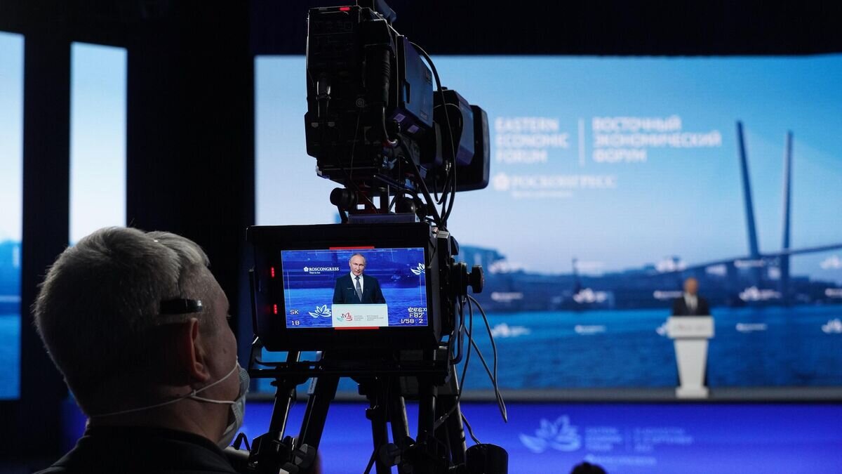    Оператор ведет съемку выступления президента РФ Владимира Путина на пленарном заседании Восточного экономического форума во Владивостоке© РИА Новости / Алексей Даничев