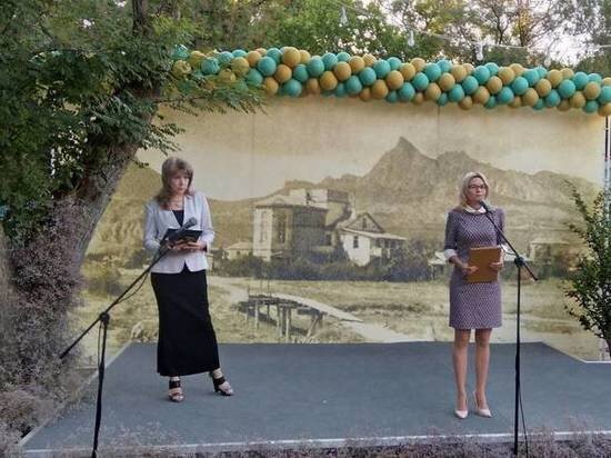     На сцене - ведущие программы открытия симпозиума, фото Ольги Гардт.