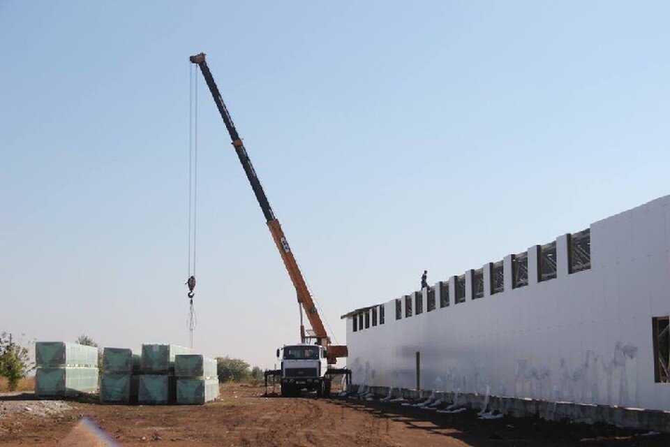     Производство будет запущено в городе Старобешево, где уже установлена строительная площадка. Фото: телеграм-канал Дениса Пушилина