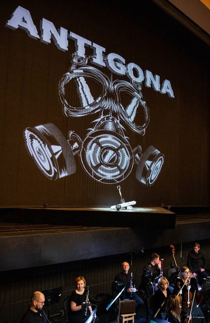 "Антигона" - спектакль про всех нас. Из фестивальной программы "Язык мира". Фото из группы ВК "Красноярский ТЮЗ"  