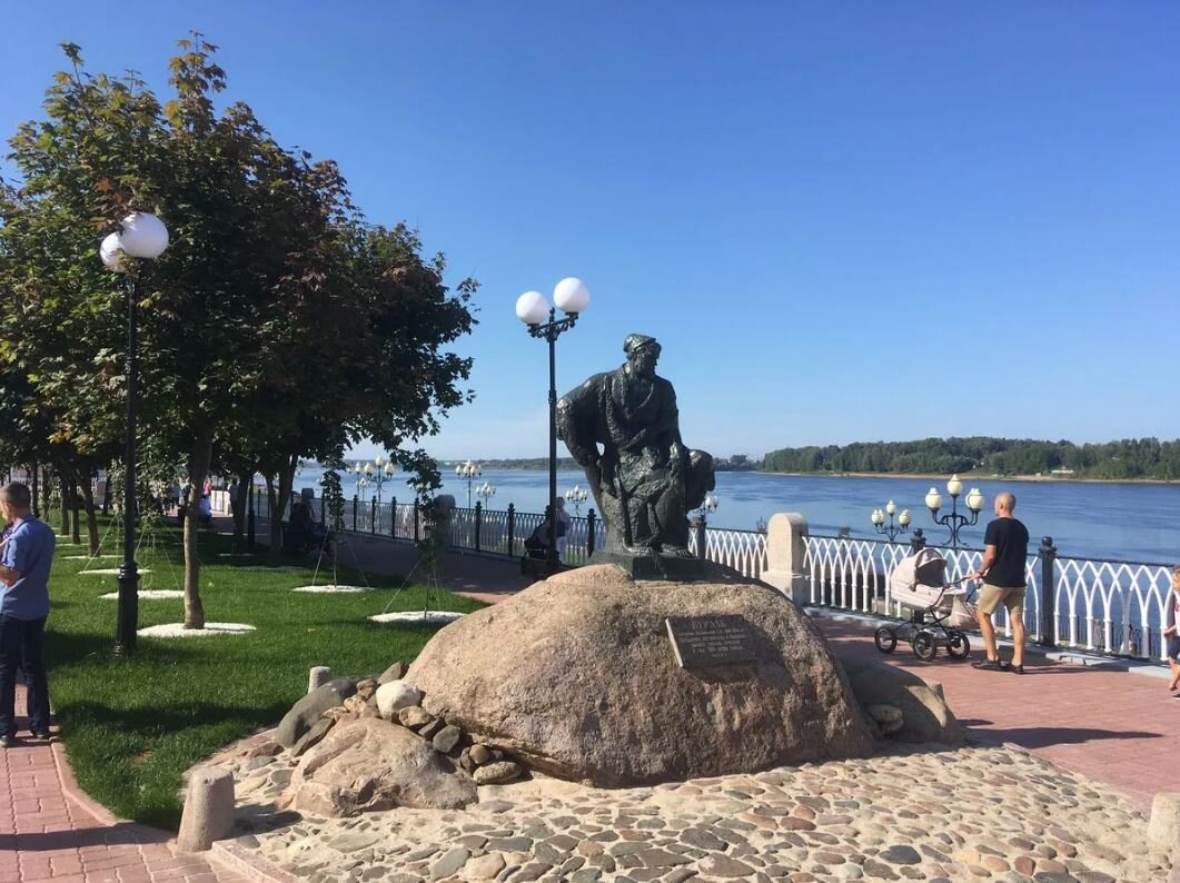 Путешествие в рыбинск. Куда можно сходить в рыбинске. Памятник поэту льву ошанину. Городской округ город рыбинск. Куда можно сходить в рыбинске.
