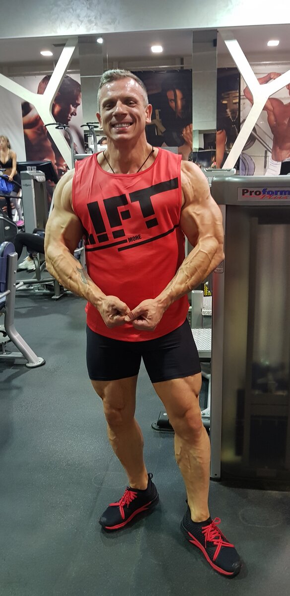 2018 год. На подготовке к "соревам". В такой форме, не ищешь повода чтоб лишний раз напрячь мышцы и показать рельеф. Просто кайфуешь от того, что ты жёсткий как камень, и на тебе нет жира, от слова "совсем"