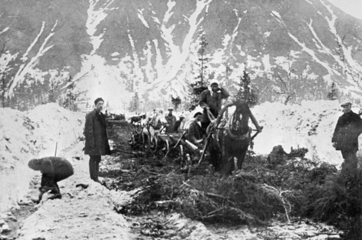    Рабочие едут на разработки хибинских апатитов. 1930 г.