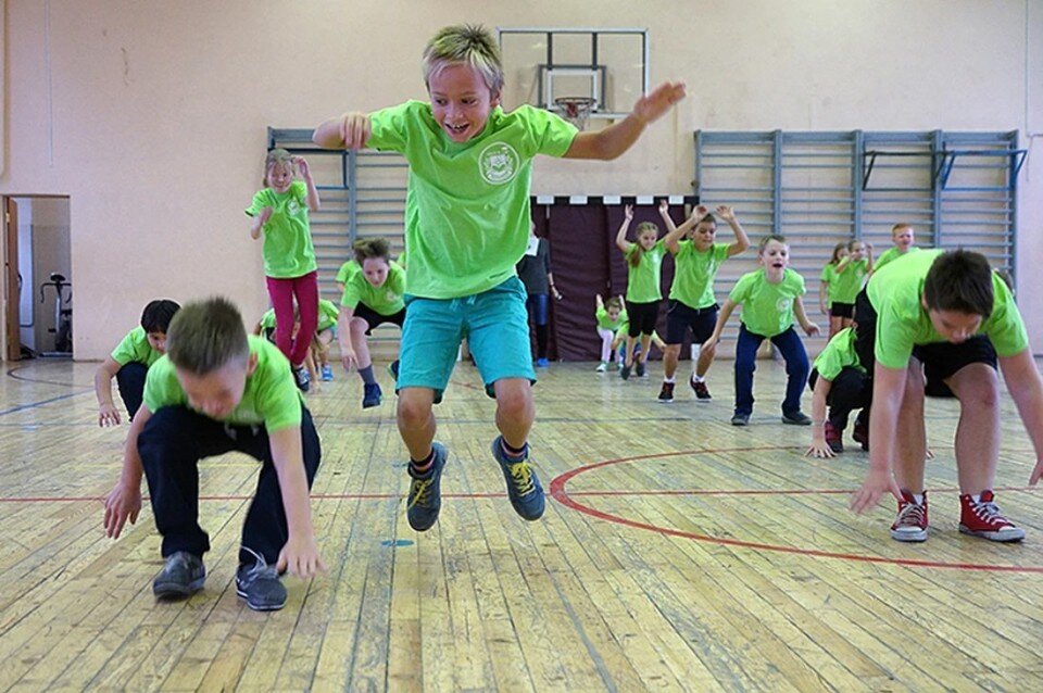 Спортивного часа в школе. Урок физической культуры. Школьники на физкультуре. Урок физической культуры в школе. Занятия физкультурой в школе.