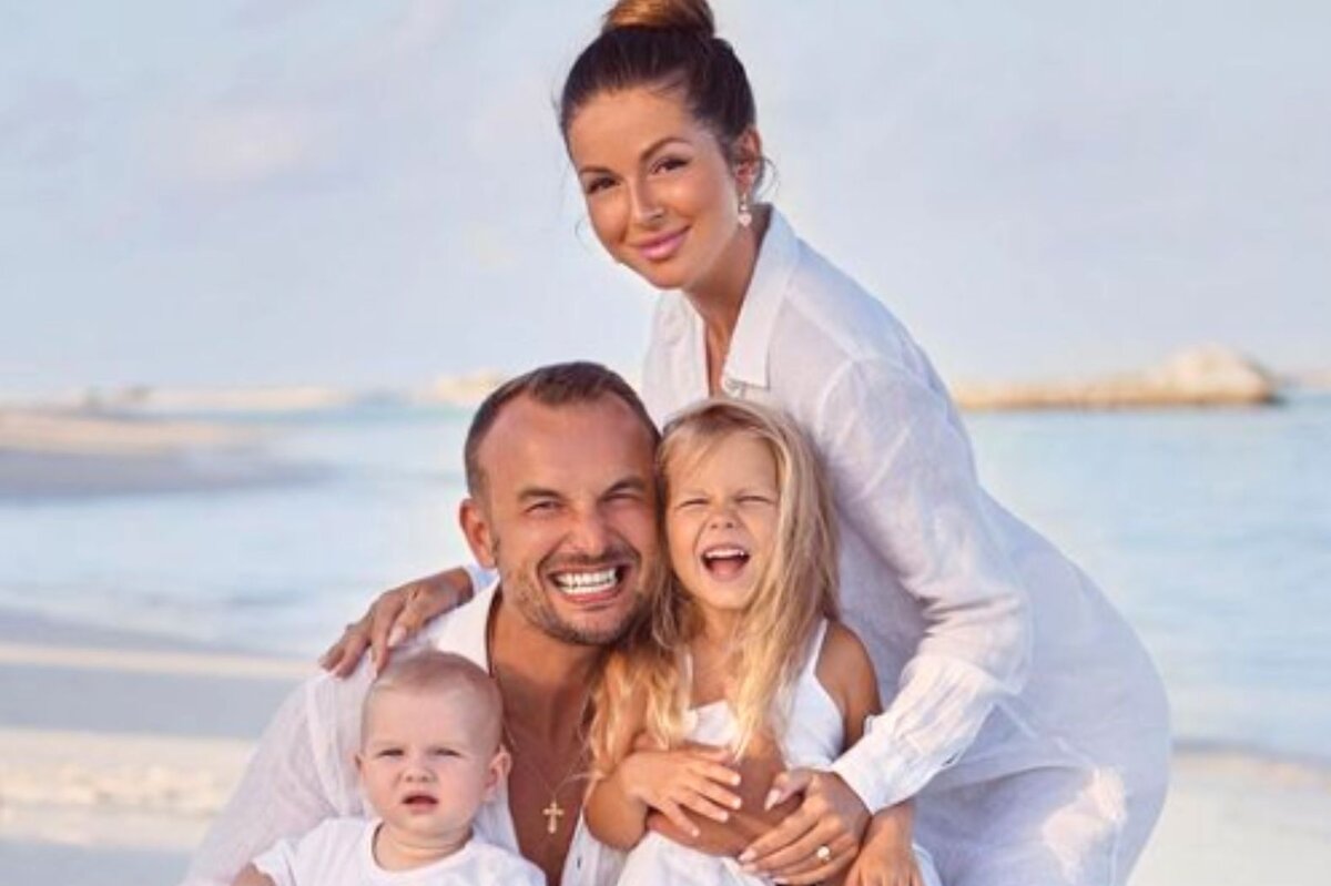     Нежные объятия: Нюша показала, как ее дочь Симба играет с 9-месячным братом