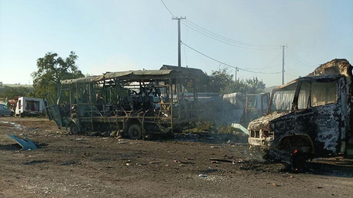   Место удара по автобусу у Дарьевского моста в Херсонской области