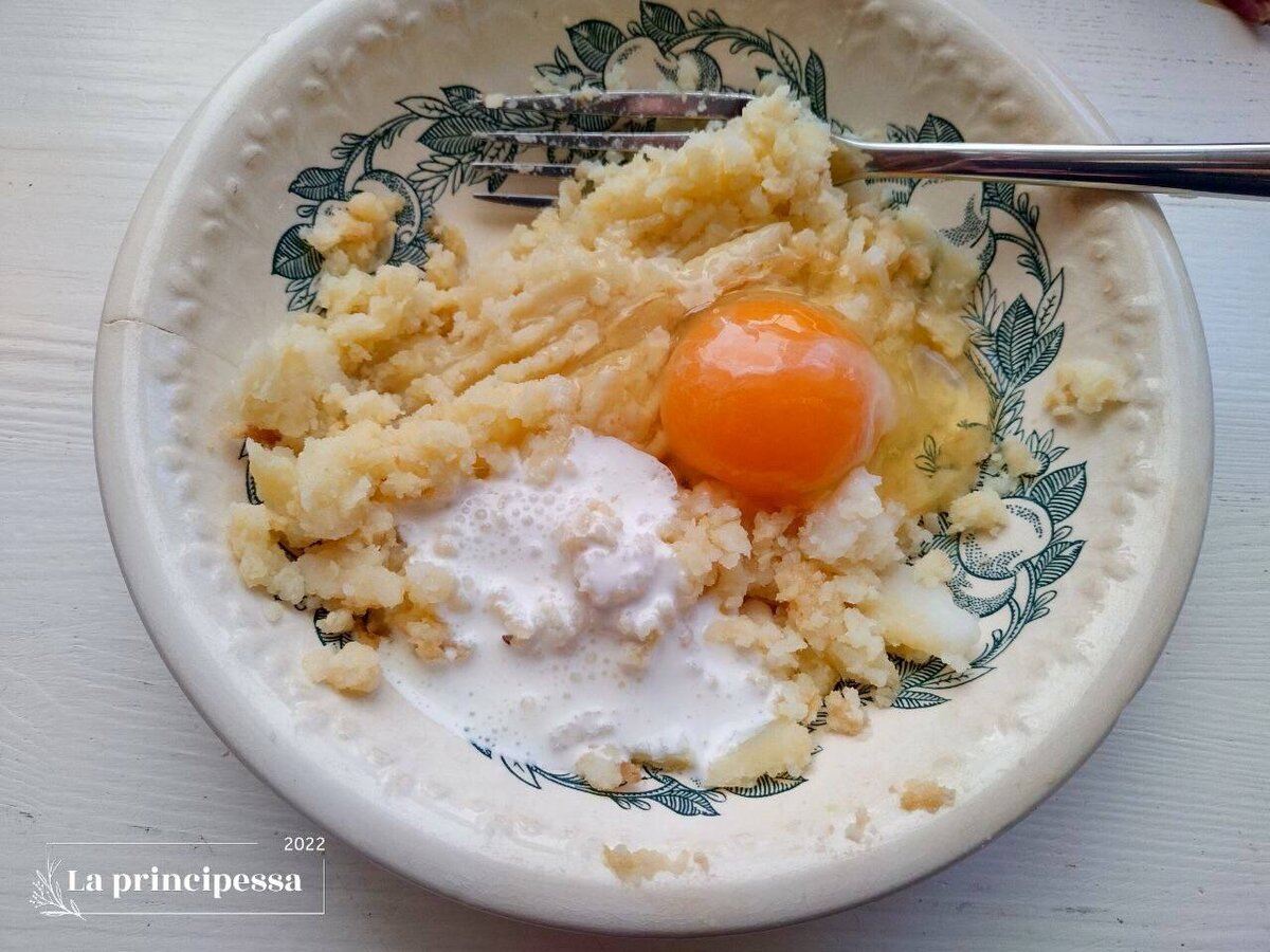 добавить яйцо и молоко (или сливки)