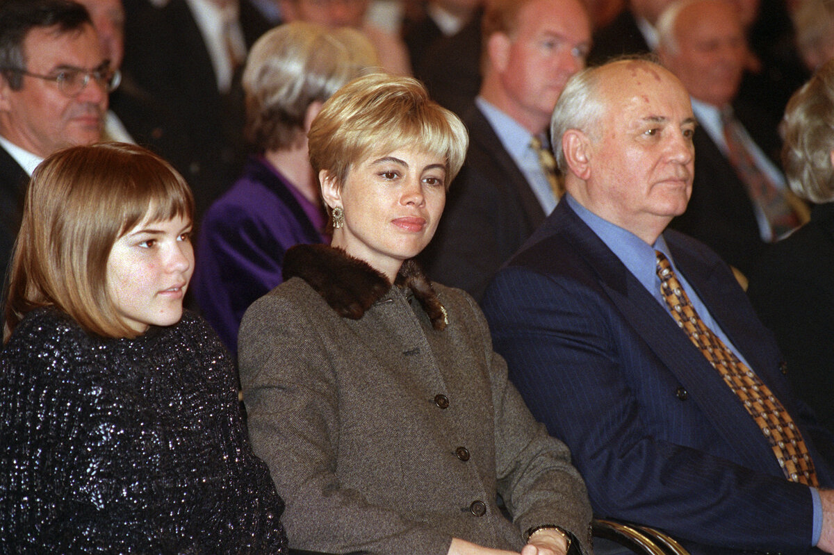 Михаил Горбачев, Ирина (в центре) и внучка Анастасия, 1999 год 