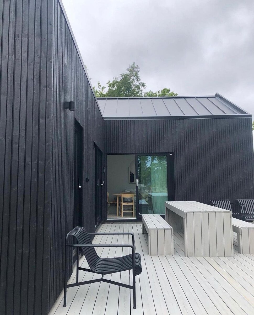 Внутрь ведет несколько дверей. Одна из них (на фото) — прямо в кухню-гостиную