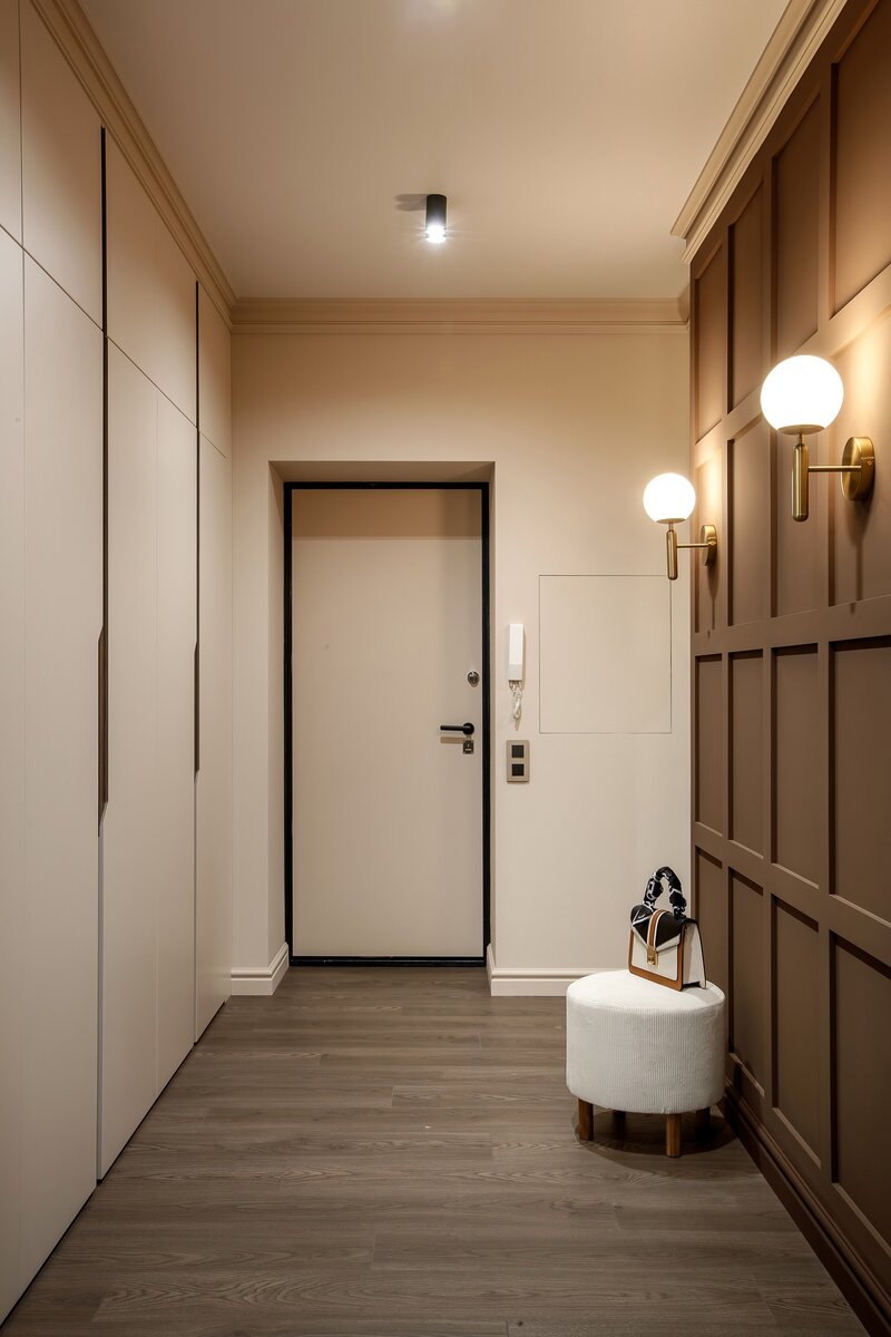 Прихожая очень просторная — слева располагается вместительный гардероб. Отдельно хотела бы отметить освещение — теплый свет от светильников создает какую-то особенную домашнюю атмосферу. Я не профессионал, но мне было бы уютно возвращаться в такой дом