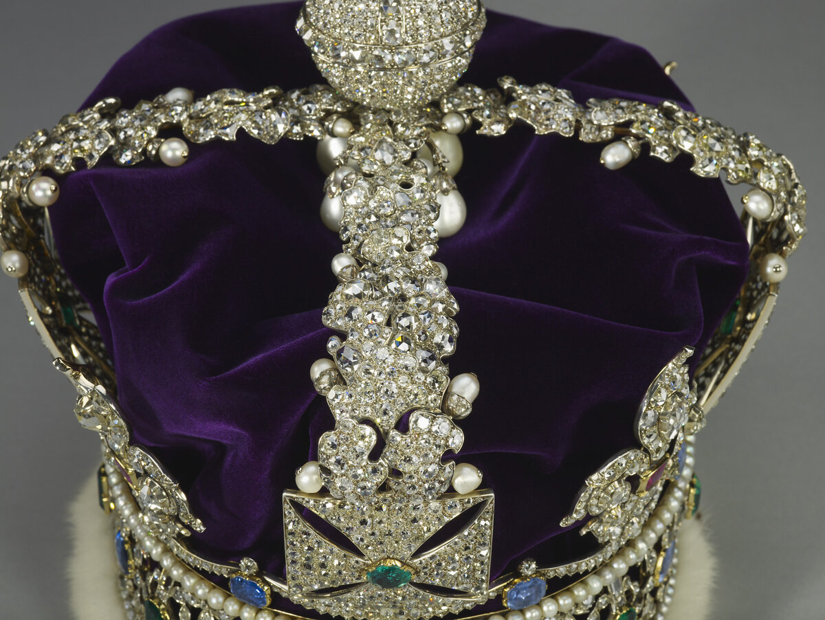 GARRARD & CO The Imperial State Crown 1937. Gold, platinum, silver, diamonds, rubies, emeralds, sapphires, spinel, pearls, velvet, ermine. 31.5 cm (whole object). RCIN 31701 © ROYAL COLLECTION TRUST