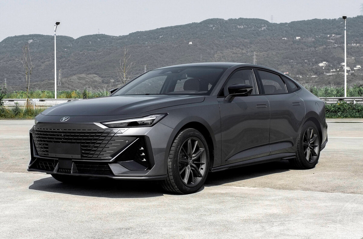    ### Changan Uni-V «Авилон» [раскрыл](https://motor.ru/news/changan-uni-v-russia-06-10-2022.htm) стоимость китайского лифтбека: соперника Skoda Octavia с 1,5-литровым двигателем и семиступенчатой роботизированной коробкой передач оценили в 2,8 миллиона рублей.