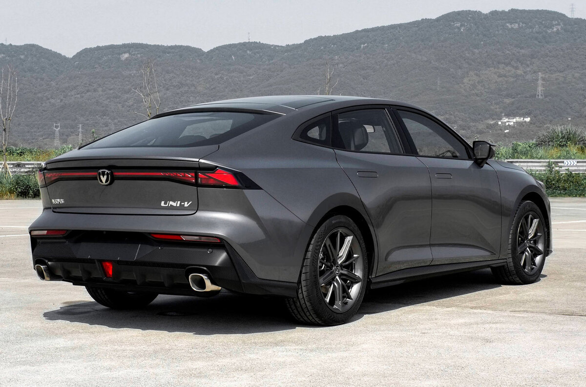    4,7-метровая новинка вышла на китайский рынок в марте. Наддувный мотор выдаёт 188 лошадиных сил и 300 Нм.