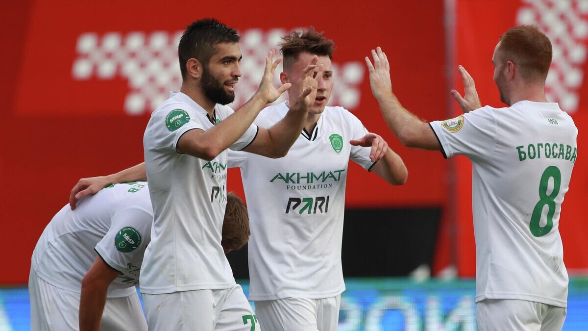    Игроки "Ахмата" Гамид Агаларов, Иван Олейников и Мирослав Богосавац (слева направо)© РИА Новости / Антон Денисов