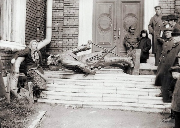 Здравствуйте, товарищи! Наша страна это многовековая летопись... чего только не было в нашей истории - победы, поражения, смуты... мы то прирастали территориями, то теряли их.