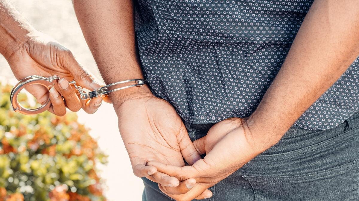    На подозреваемого надевают наручники:pexels.com