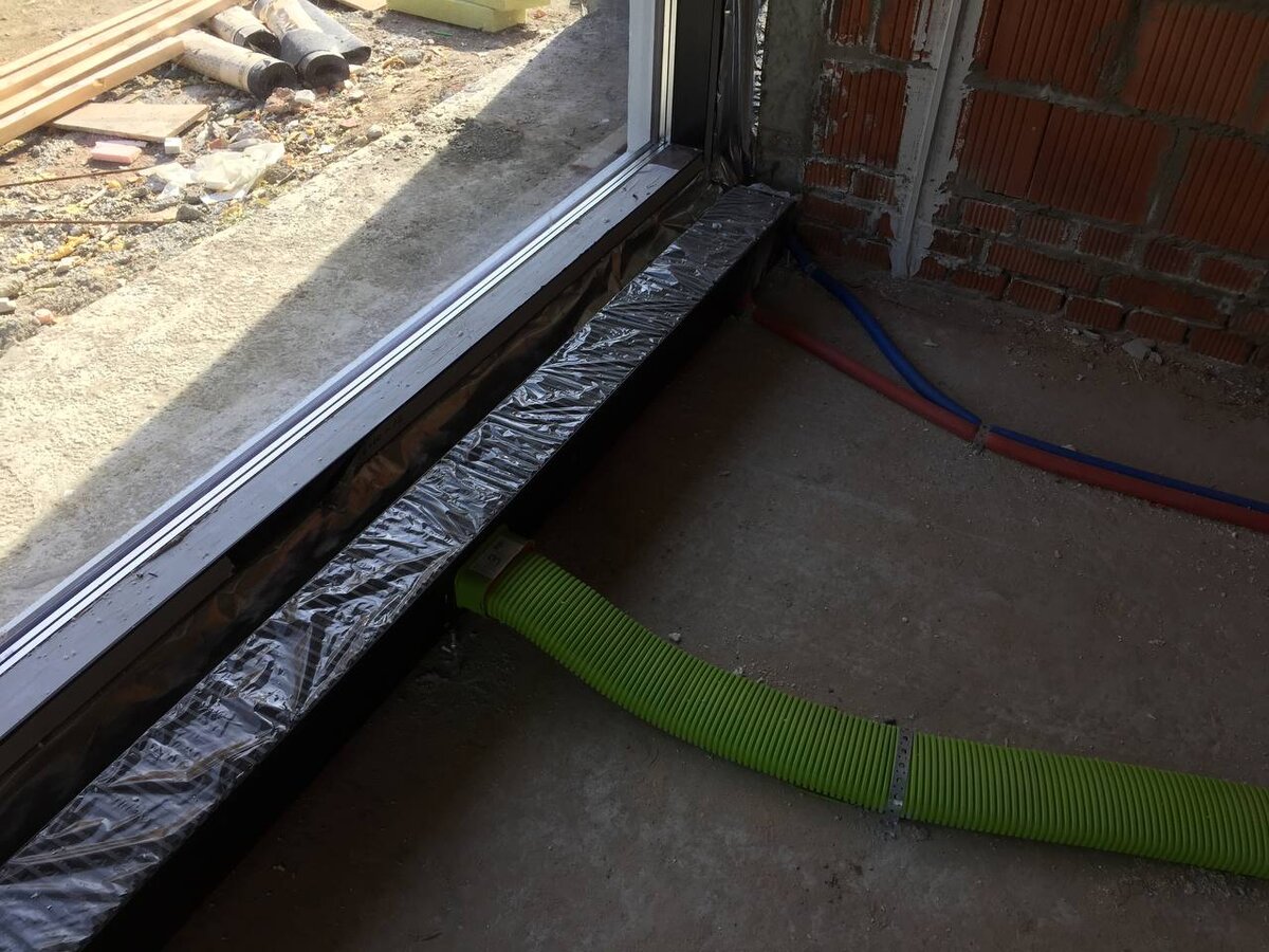 Для подключения воздуховода 50х100 к корпусу внутрипольного конвектора используется муфта металл.коллектора 50х100.