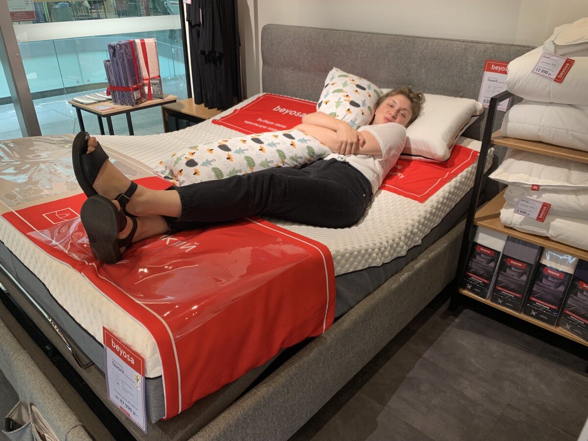 Это я отдыхаю на кровати будущего в салоне beyosa :)