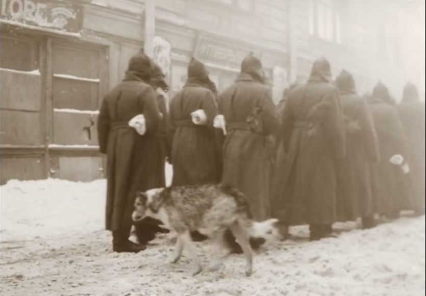 Красноармейцы идут в баню. Кадр из фильма «Собачье сердце»