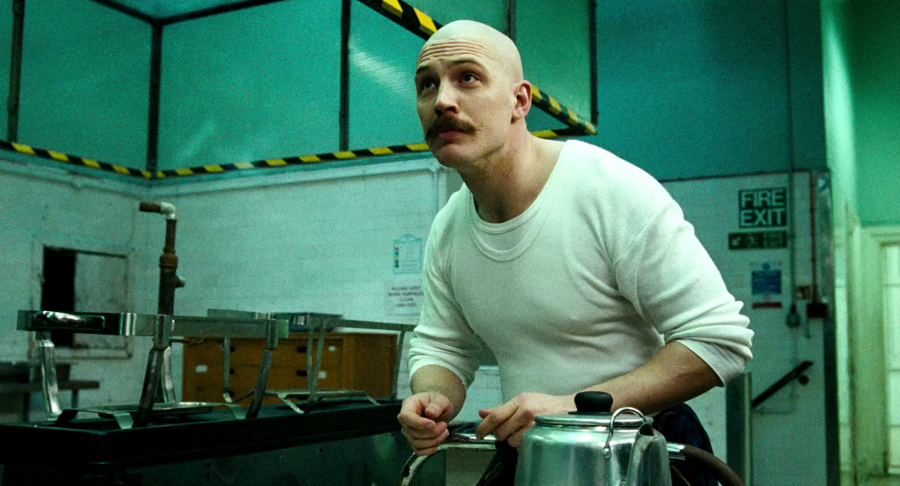 Роскошные усы, которые носит Том Харди в фильме «Бронсон», на самом деле отрастил Чарльз Бронсон: он их сбрил и превратил в накладку, которую Харди мог использовать. Как вам метод производства реквизита?