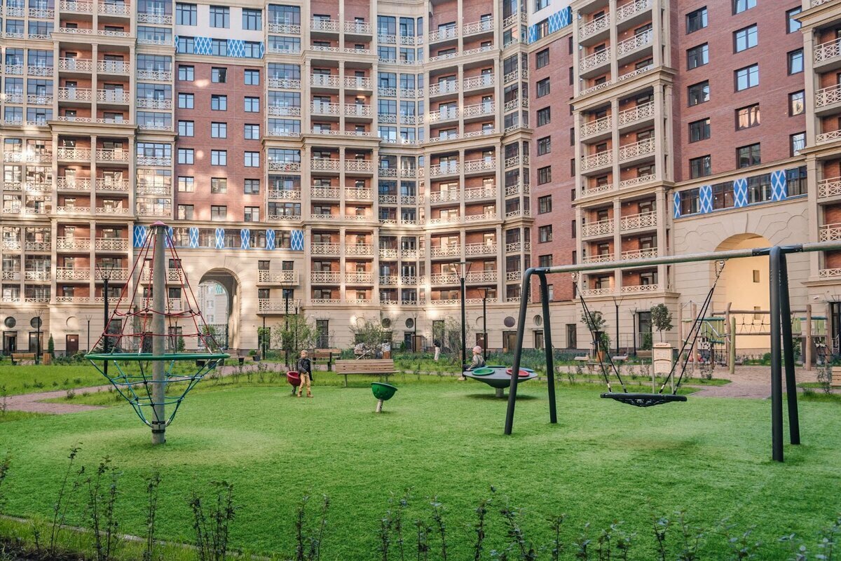 Архитектура в стиле итальянского ренессанса, дома по 12 этажей и зелёные приватные дворы без машин — так выглядит квартал Ariosto! в Приморском районе