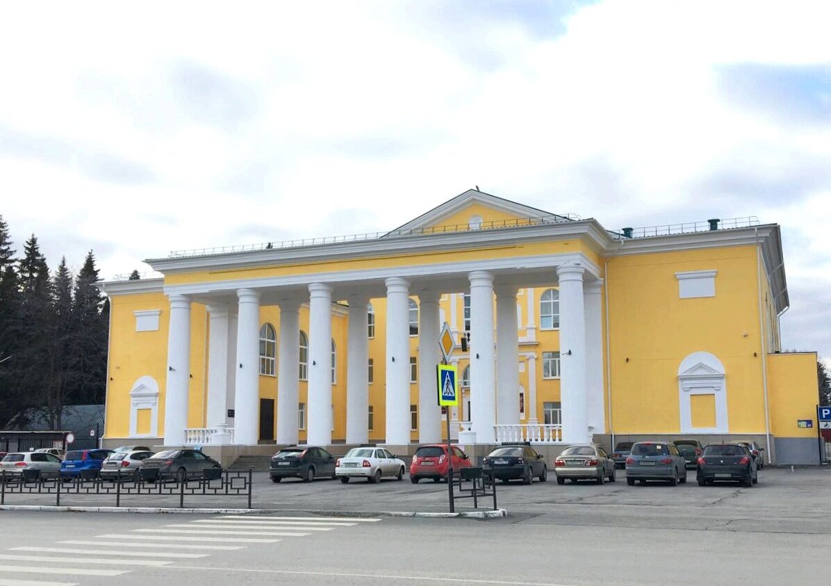 ДК СУМЗа. Красивый! Это, конечно, далеко от площади Победы с Лениным. ))