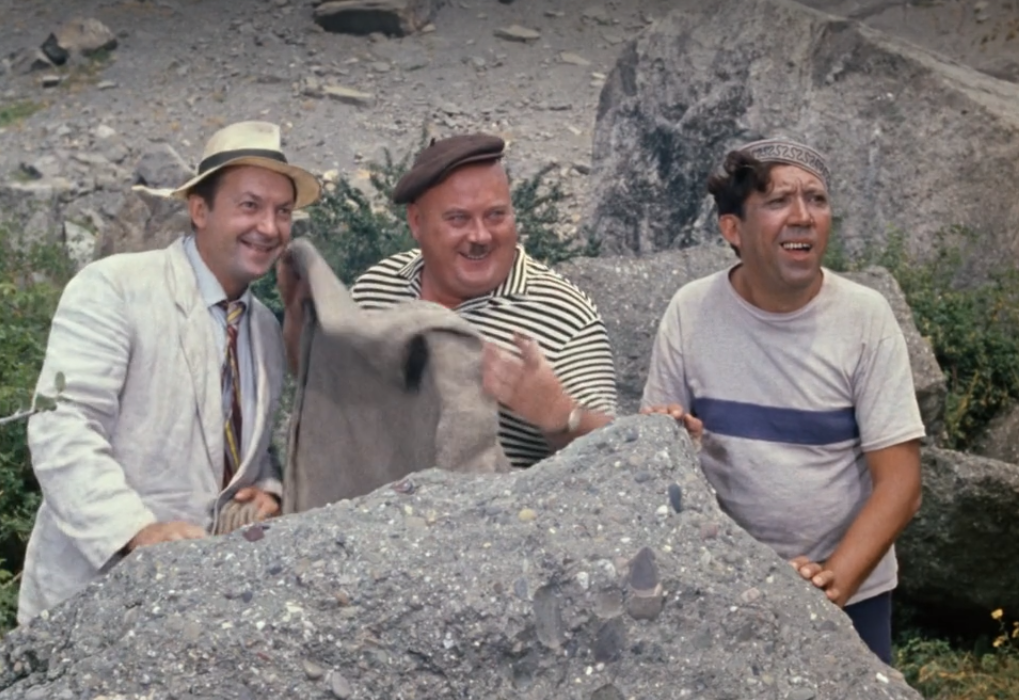 Кадр из кинофильма "Кавказская пленница, или Новые приключения Шурика", 1966 г., режиссер Леонид Гайдай, сценаристы Леонид Гайдай, Яков Костюковский, Морис Слободской, композитор Александр Зацепин (скриншот)