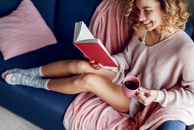    Девушка читает книгу ©freepik.com