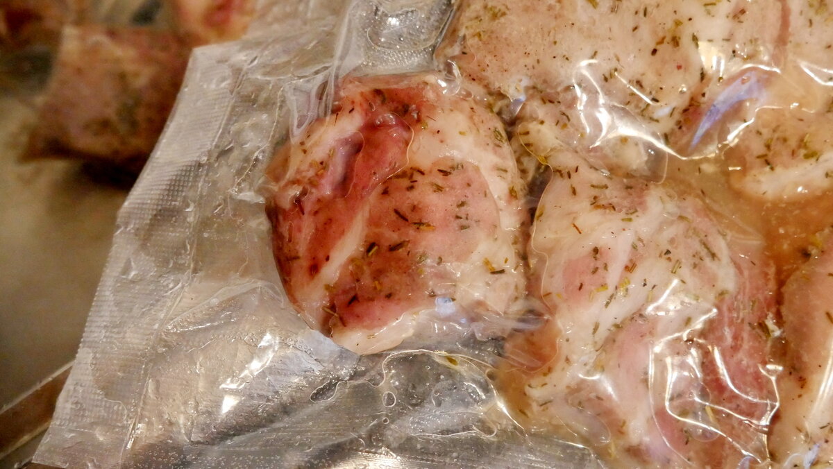 Вот такая классная получается заготовка. Мясо розоватое, а потери сока - минимальные. 